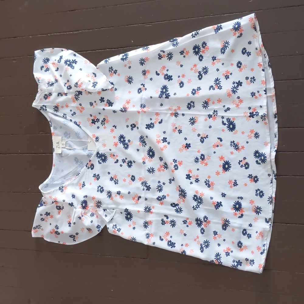 NWT Women's white floral blouse, Zia, size large